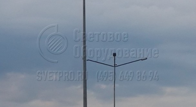 Для качественного и яркого освещения просторного открытого пространства на несиловую конструкцию крепится до 4 световых приборов. Установка осуществляется с помощью отдельной детали — кронштейна. Выносы у него располагаются под прямым углом. 