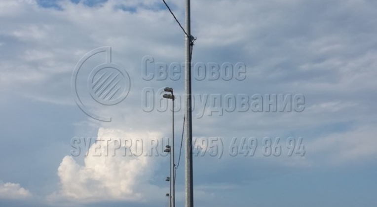 В качестве приборов освещения на несиловые опоры могут устанавливаться прожекторы. Такие световые приборы имеют монтажную скобу, с помощью которой можно позиционировать световой поток в нужной точке освещаемой площадки. Такие конструкции применяются для освещения спортивных объектов.