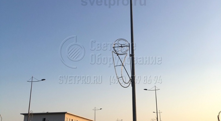 Благодаря граням ствола конструкция выдерживает значительную нагрузку. В типовой модели на нее монтируется только делать для установки СП. Но на изображении вы видите корпус, к которому прикрепленукрашение и дорожные знаки. 