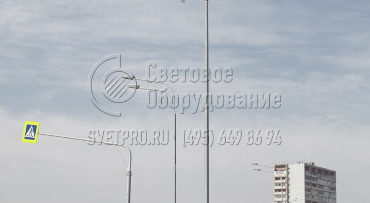 Конструкция на изображении обеспечивает яркое освещение тротуара и автомобильного перекрестка. На верхушке виден кронштейн с тремя рожками. Они имеют большую длину и используются для установки СП с посадочным отверстием сбоку. 