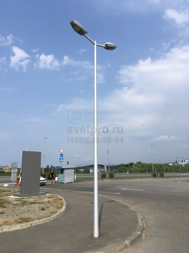 Освещение тротуаров и проезжей части опорой НПК в комплекте с кронштейном на два консольных светильника, г. Сочи. Антикоррозийное покрытие опоры и кронштейна выполнено методом горячего цинкования в соответствии с ГОСТ 9.307–89.