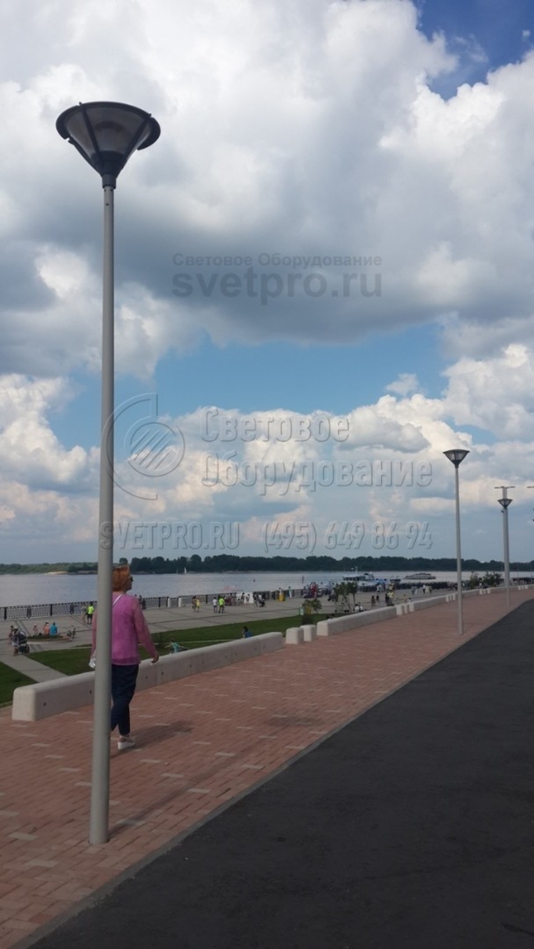 Освещение тротуаров г. Нижний Новгород вдоль Нижневолжской набережной. Опоры окрашены декоративным лакокрасочным покрытием (RAL уточняется при заказе).