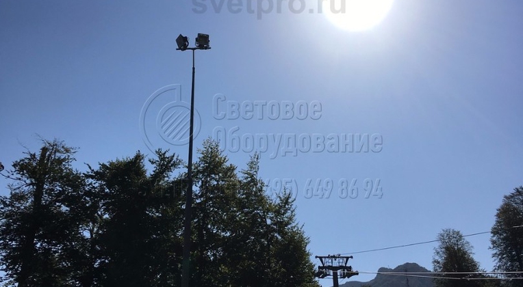 Складывающаяся опора установлена в труднодоступном месте, но это никак не затрудняет её обслуживание, так как для обслуживания светильников не требуется помощь спецтехники и тяжёлого технологичного оборудования.