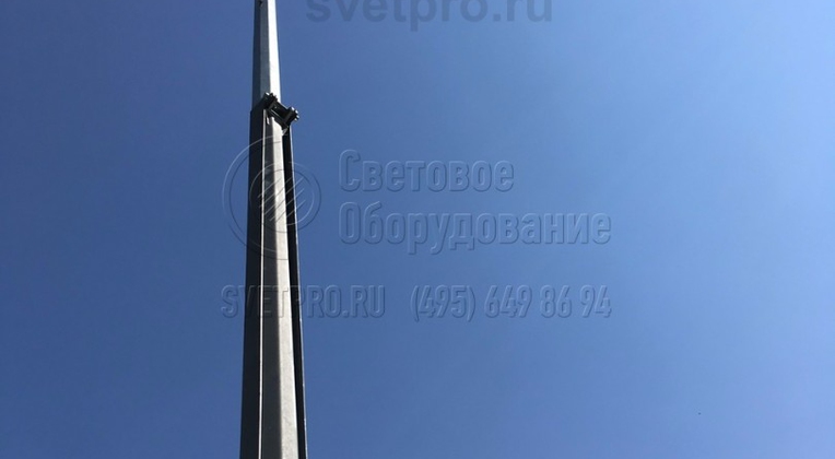 Складная опора: вид снизу вверх на шарнирный узел, место, где опора складывается.