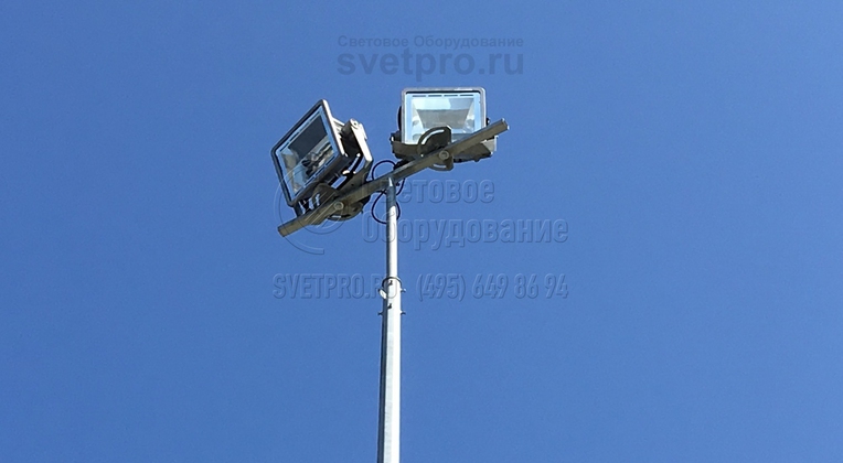 Поворотное крепление позволяет вращать прожектор на 180°.