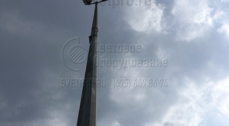 Прожекторы для спортивного освещения установлены на складывающуюся опору, что
позволяет легко и без лишних затрат обслужить светильники.
