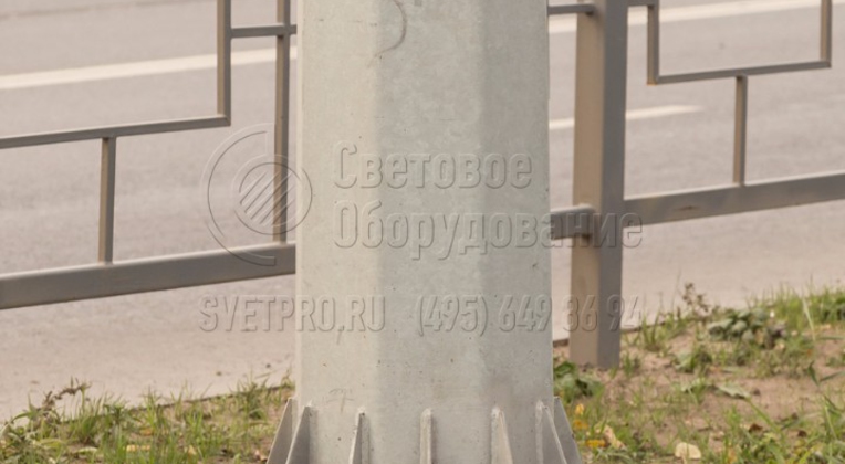 На фото изображено место установки фланцевой силовой опоры. Подпятник у этой конструкции имеет круглую форму с отверстиями по окружности для увеличения прочности монтажного узла. Круглая опорная площадка дополнительно укреплена приваренными треугольными косынками.