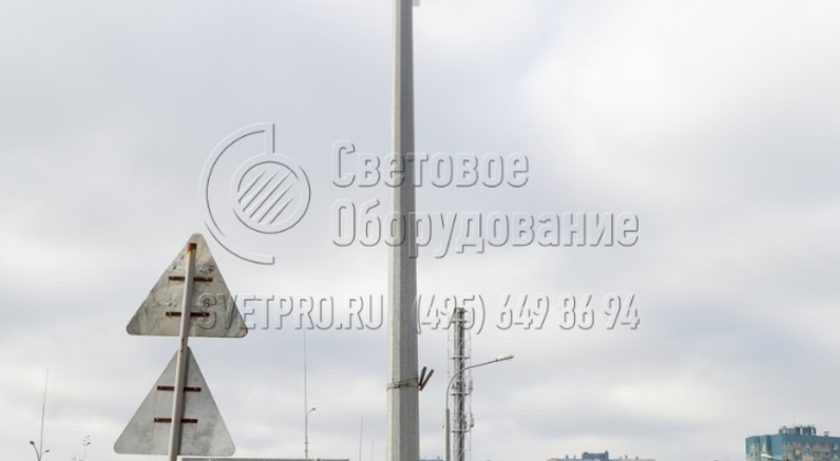 Опора типа СФГ устанавливается на месте эксплуатации с помощью фланца и закладной детали, поэтому может мешать проходу по тротуару. Для маскировки монтажного узла могут использоваться декоративные накладки. Такой вариант изображен на фотографии. 