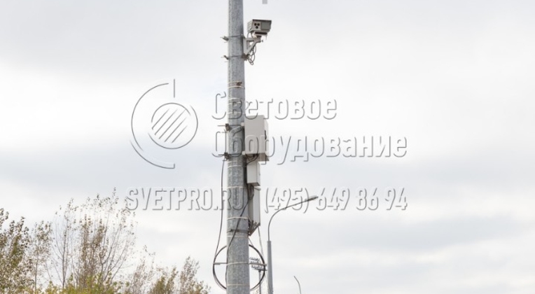 Главная особенность силовой опоры — способность выдержать очень большую нагрузку от установленного на корпусе оборудования. В варианте на фото на стволе установлено коммутационное и осветительное оборудование, а также видеокамеры для контроля за дорожной обстановкой. 