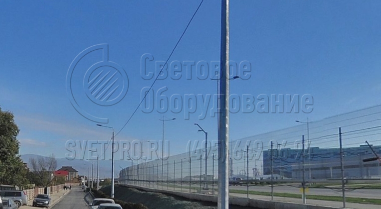 При установке осветительных опор с хвостовиком земляные работы сводятся к минимуму, а процесс монтажа не требует значительных затрат времени. Строительной компании не нужно рыть котлованы для прокладки кабеля. А массивный фланец в нижней части не портит внешний вид газона. 
