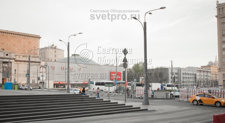 Установленные на улицах города трубчатые опоры могут служить как минимум 25 лет. При этом управляющей компании не нужно постоянно окрашивать их по мере износа декоративного слоя. Защита от коррозии обеспечивается слоем цинка, который наносится на поверхность в ваннах с расплавом. 