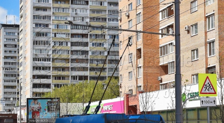 ТП — это световая опора, которую одновременно используют для строительства систем освещения и контактной сети городского электротранспорта. Использование универсальных моделей дает возможность сократить число опор на улице и оставить место для передвижения пешеходов. 