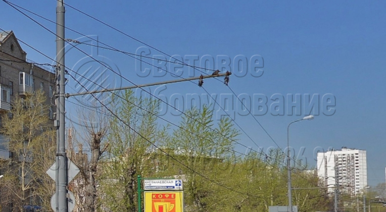 Специализированная опора типа ТП устанавливается в грунт с помощью хвостовика без использования фланца и закладной детали фундамента. Благодаря этому нижняя часть ствола имеет аккуратный внешний вид и компактные размеры. Она занимает мало места на тротуаре для пешеходов. 
