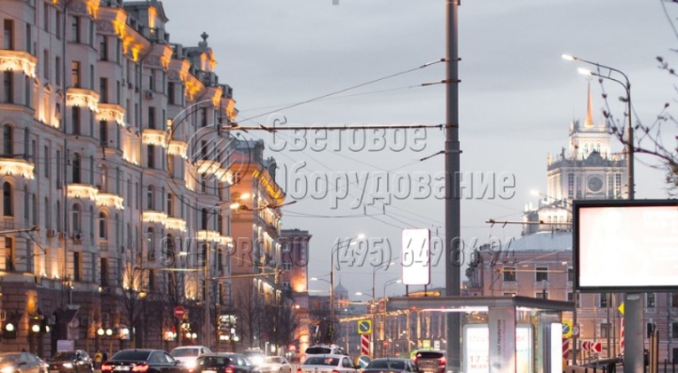 Контактные опоры могут выдержать очень большую нагрузку на ствол. В варианте на фото одна опора используется для удержания троллейбусных контактных проводов и трех световых приборов на двух кронштейнах. К стволу дополнительно прикреплены растяжки для рекламных баннеров над дорогой.