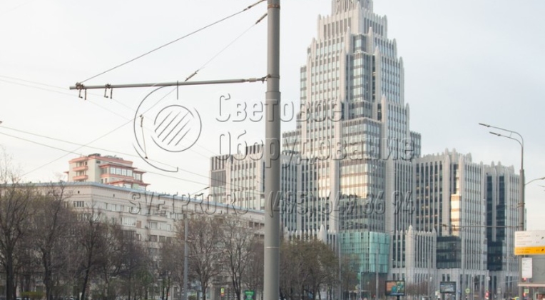 У фланцевых опор контактной сети к нижней части ствола приварен круглый фланец, за который наземная часть прикручивается к закладной детали. Для украшения фланца и улучшения внешнего вида улиц опорная площадка с болтами декорируется тумбой из пластика или чугуна в нижней части. 
