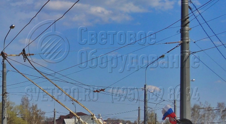 Граненая опора контактной сети может использоваться для освещения улиц. Оголовок этой конструкции предназначен для установки кронштейном с хвостовой частью, а не обечайкой. Все силовые провода и растяжки для крепления баннеров и контактных проводов крепятся на накладные крепежи. 