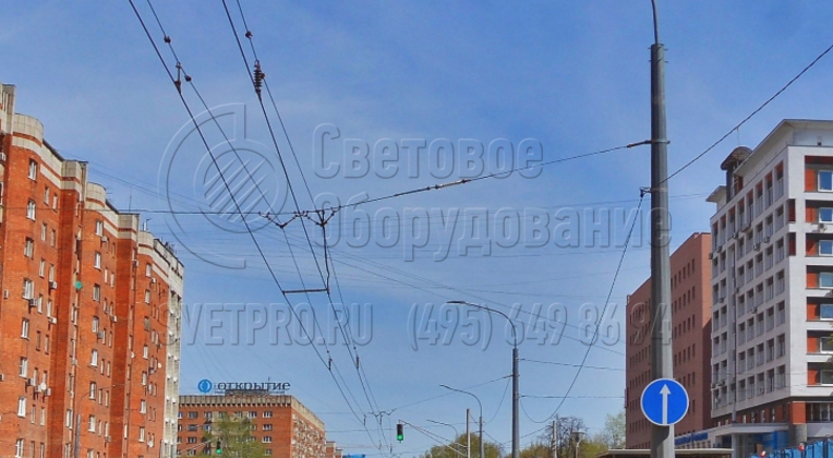 Троллейбусные провода к опорам на фотографии подвешиваются с помощью стальных тросов. Они крепятся к корпусу опоры с помощью отдельных накладных кронштейнов. Трос подвешивается к двум противоположным опорам, расположенным по разные стороны от проезжей части. 