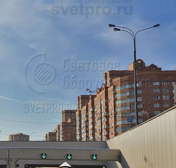 В варианте на изображении на одной опоре установлено сразу 3 СП. Это возможно благодаря использованию особого вида кронштейнов. У этой модели имеется три консоли. Две их них направлены в одну сторону и размещаются один над другим над проезжей частью. А третья освещает тротуар.