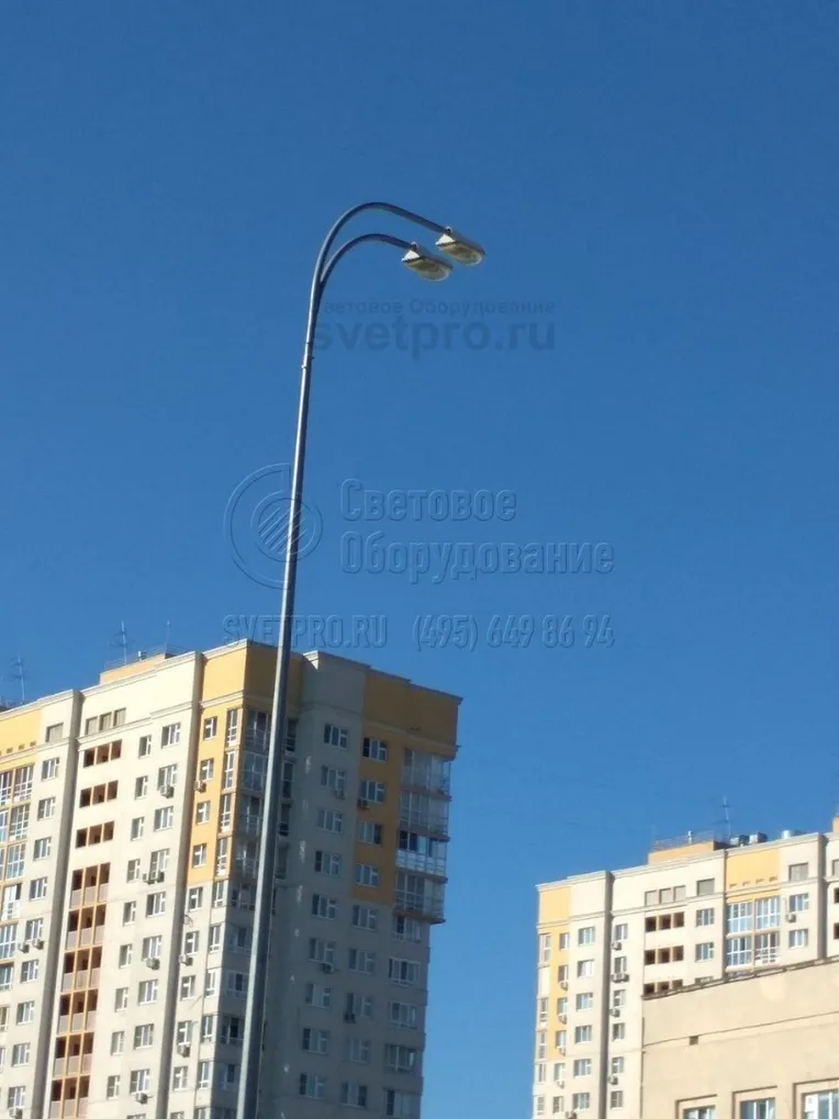 На изображении представлен кронштейн, на который установлено два СП с газоразрядными лампами. Вы видите две консоли, которые имеют изгиб под определенным радиусом и расположены один над другим. Такие конструкции применяют в случае, когда нужна максимальная яркость освещения.