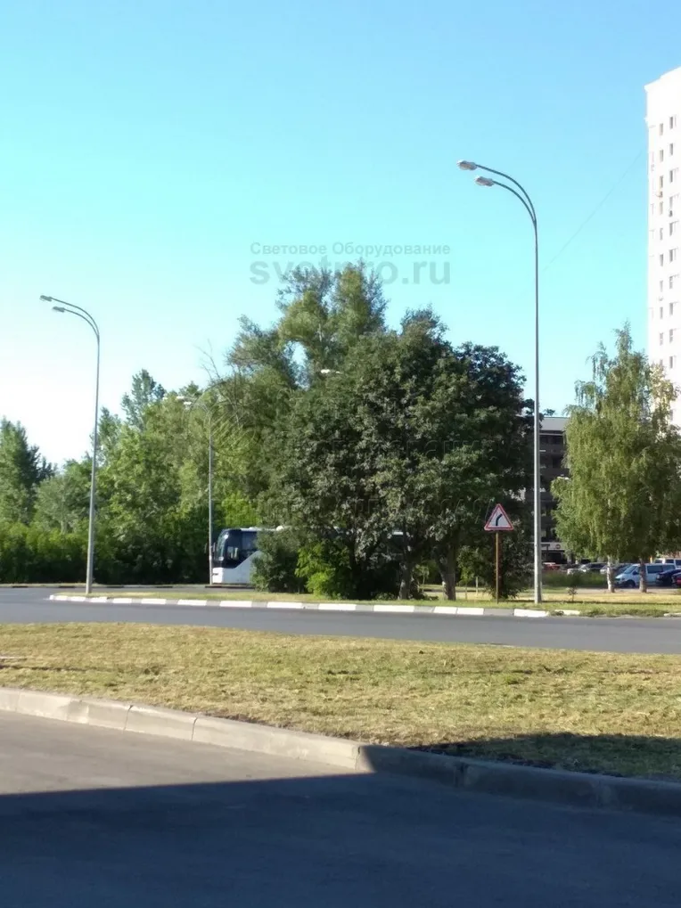 Если яркости одного светильника недостаточно для освещения проезжей части или другого объекта, используется два СП. Для их установки применяются специализированные кронштейны. У них есть две консоли, которые размещаются одна над другой. Результат представлен на изображении.