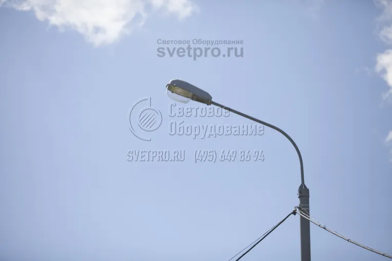 У представленного на изображении кронштейна в нижней части хорошо видна обечайка. Это цилиндрическая деталь с отверстиями, которая надевается на трубчатую конструкцию. После этого она фиксируется болтами. Плюс такого варианта в том, что кронштейн можно демонтировать без повреждения корпуса.