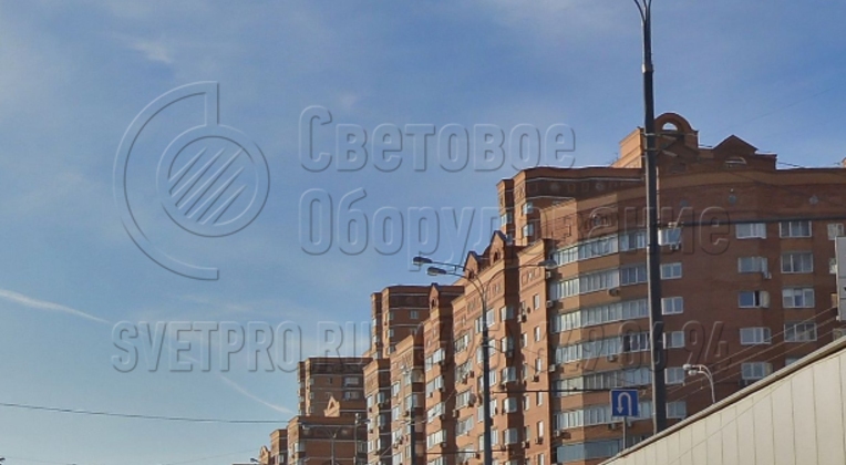В варианте на изображении на одной опоре установлено сразу 3 СП. Это возможно благодаря использованию особого вида кронштейнов. У этой модели имеется три консоли. Две их них направлены в одну сторону и размещаются один над другим над проезжей частью. А третья освещает тротуар.