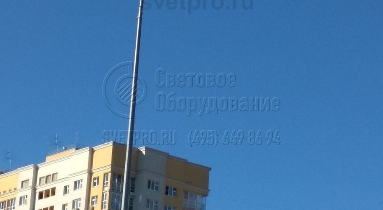 На изображении представлен кронштейн, на который установлено два СП с газоразрядными лампами. Вы видите две консоли, которые имеют изгиб под определенным радиусом и расположены один над другим. Такие конструкции применяют в случае, когда нужна максимальная яркость освещения.