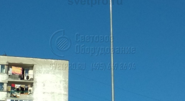 Опора для установки приборов освещения на улицах и сам кронштейн под СП спроектированы так, чтобы можно было прокладывать кабели для питания внутри. Результат приведен на изображении. Снаружи конструкции отсутствуют видимые провода и приборы управления, что увеличивает надежность.