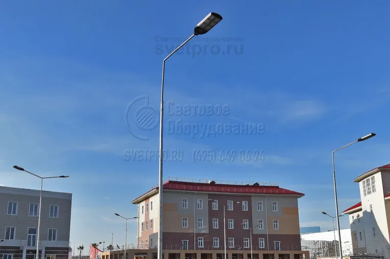 Особенностью кронштейна, который представлен на этом изображении, является отсутствие радиального изгиба консоли. Он состоит из двух труб небольшого диаметра, которые соединяются друг с другом под небольшим углом. В результате конструкция приобретает современный внешний вид.