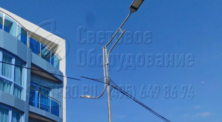 На изображении вы видите кронштейн «Гранд» с одним СП для освещения дороги и одним светильником для тротуара. Используется силовая конструкция, электрические кабели подвешены к стволу, а не проложены под землей. Нижняя консоль изделия играет только декоративную роль.