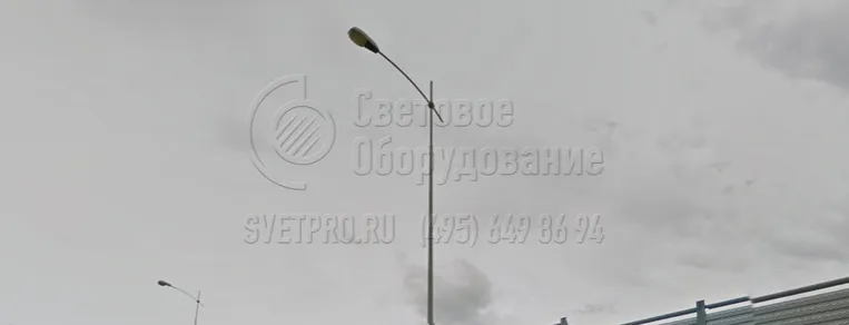 На изображении представлен кронштейн &laquo;Стрела&raquo;, установленный на оголовке классической конической опоры. Покупатель по своему желанию может выбирать длину вертикальной и наклонной части, а также угол наклона относительно горизонтали. Так можно варьировать расположение светового пятна.
