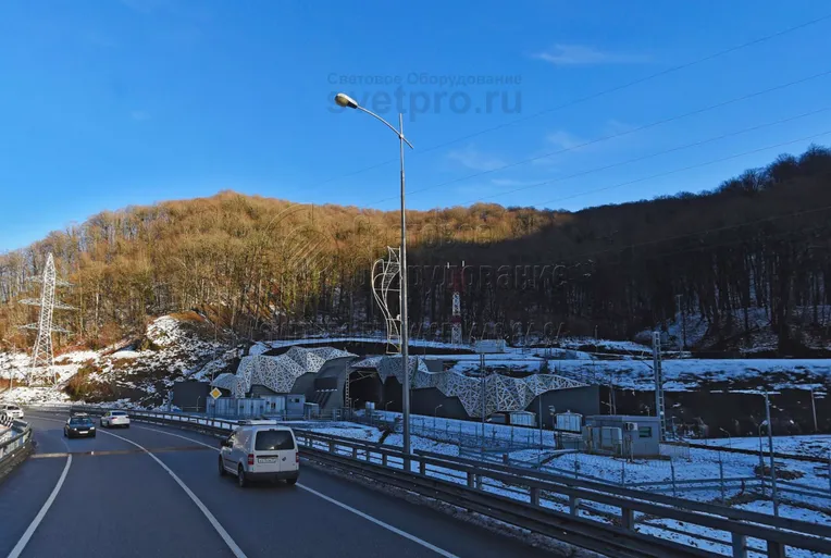 Кронштейны &laquo;Стрела&raquo; делаются из стальных труб небольшого диаметра. Для увеличения срока службы этого изделия после сборки кронштейн цинкуется. После высыхания цинка его поверхность приобретает серебристый цвет. Но по отдельному заказу изделие можно окрасить в любой выбранный цвет.
