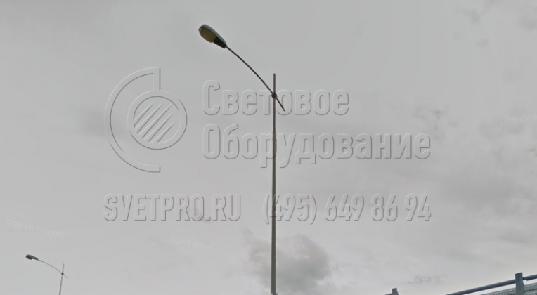 На изображении представлен кронштейн «Стрела», установленный на оголовке классической конической опоры. Покупатель по своему желанию может выбирать длину вертикальной и наклонной части, а также угол наклона относительно горизонтали. Так можно варьировать расположение светового пятна.