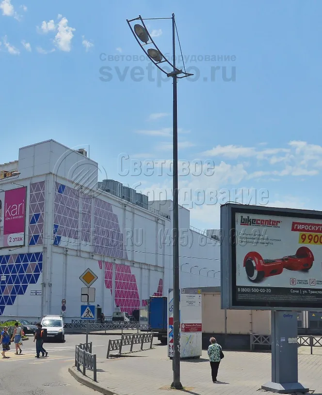 Для подачи электричества к лампам, которые установлены в светильниках на кронштейне &laquo;Флагман&raquo;, могут использоваться воздушные и подземные линии. На изображении представлен второй вариант. Кабели не портят внешний вид площадки перед торговым центром и защищены от повреждений.