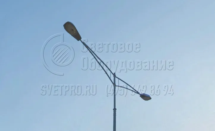 При заказе кронштейна типа &laquo;Модерн&raquo; одним из основных параметров является длина вертикальной детали, на которую крепятся консоли. В зависимости от длины этой части можно варьировать высоту размещения СП относительно поверхности земли независимо от длины корпуса опоры.