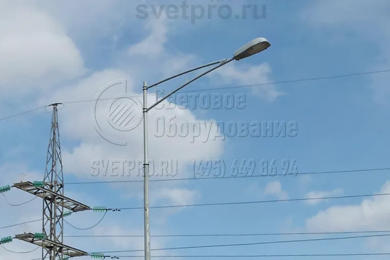 На представленном изображении хорошо видны болты, с помощью которых крепится кронштейн типа &laquo;Модерн&raquo;. Плюс такого соединения в том, что оно остается разборным. Можно демонтировать изделие с опоры без разрушения обеих деталей для повторного использования или замены.