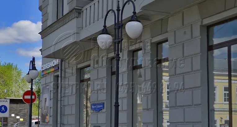 Кронштейн типа &laquo;Ретро&raquo; применяется для установки на опорах освещения парково-декоративного типа. Это сложная конструкция, состоящая из изогнутых выносов, которые крепятся к центральной детали с помощью красивых крепежных деталей. На этот кронштейн ставятся подвесные световые приборы.