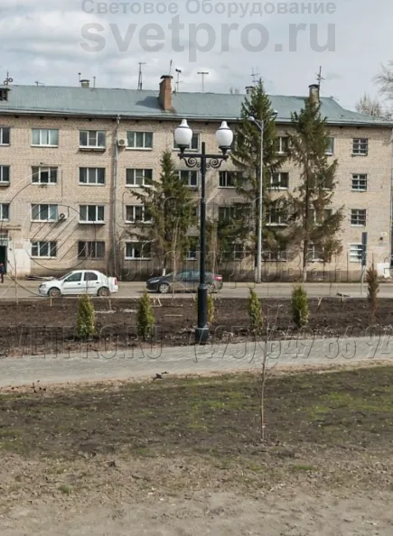 Кабели к опоре и кронштейну &laquo;Пушкинский&raquo; для работы ламп подводятся под землей и внутри полого ствола. Поэтому система паркового освещения работает надежнее, она защищена от повреждений в результате вандальных действий или природных факторов. Для удобного подключения используются ревизионные отверстия.