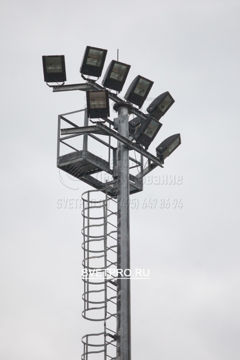 Для установки прожекторов на верхушке мачты используются специальные рамы. Они закрепляются неподвижно, поэтому отличаются высокой прочностью. Инженеры-проектировщики могут выбрить разные схемы размещения прожекторов. От них зависит конфигурация освещения на площадке.