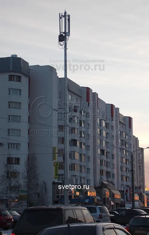 На изображении приведен пример универсального использования мачты связи. В верхней части на корпусе закреплены антенны сотовой связи, а посередине &mdash; светильники освещения. Силовые линии к мачте подводятся по воздуху, чтобы уменьшить объем земляных работ во время строительства.