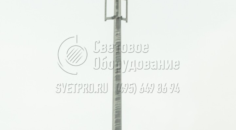 На верхушке мачты может устанавливаться различное радиокоммуникационное оборудование. В примере на фотографии на оголовке смонтированы антенны сотовой связи. Дополнительно прикреплен штырь молниеприемника, который защищает антенны от повреждений при попадании молнии.