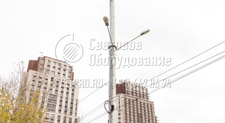Мачта связи может выполнять несколько инженерных задач. В примере, приведенном на изображении, помимо антенн сотовой связи, на конструкции закреплены уличные светильники. Для их установки инженеры использовали накладные кронштейны, которые фиксируются прямо на корпусе.