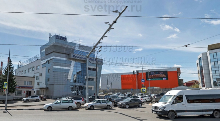 Вертикальный ствол и горизонтальная консоль стойки СС способна выдержать высокую нагрузку от установленного оборудования. Поэтому на нее можно крепить тяжелые светофоры, камеры наблюдения с коммутационными шкафами. Также стойка может служить основой для дорожных знаков. 
