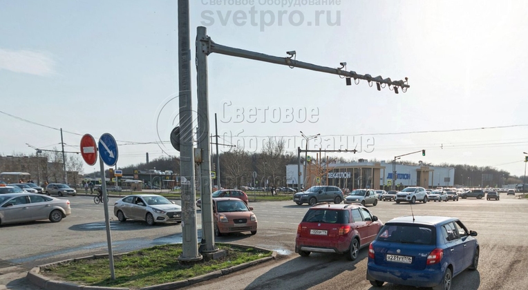 СС — это стойка с граненым корпусом, которая используется для монтажа светофоров, камер, дорожных знаков. Благодаря особой форме поперечника конструкция при малом весе и низкой материалоемкости имеет высокую несущую способность. Она обеспечивается вершинами многогранника. 