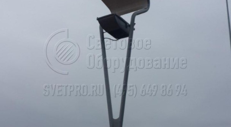 Комплекс отраженного света получил свое название за особую схему распределения светового потока. Луч, который излучает прожектор, не направляется напрямую на освещаемую площадку. Он отражается от пластины и рассеивается. Это смягчает световой поток и предотвращает временное ослепление. 