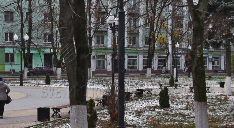 Основным сырьем для производства корпуса выступают стальные трубы, сечение которых выполнено в форме круга. Но дизайн конструкции может изменяться. Например, в представленном на изображении варианте в нижней части имеется дополнительная декоративная накладка из пластика.