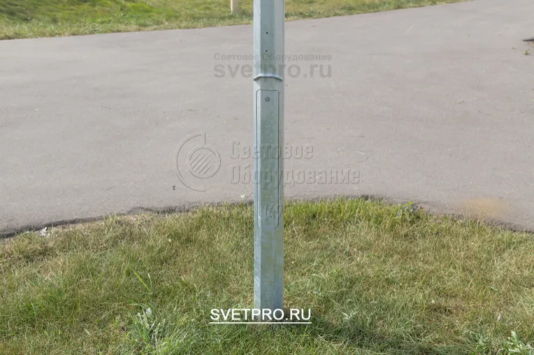 Опоры ОГК имеют ревизионный лючок для расключения питающего кабеля со световым прибором.