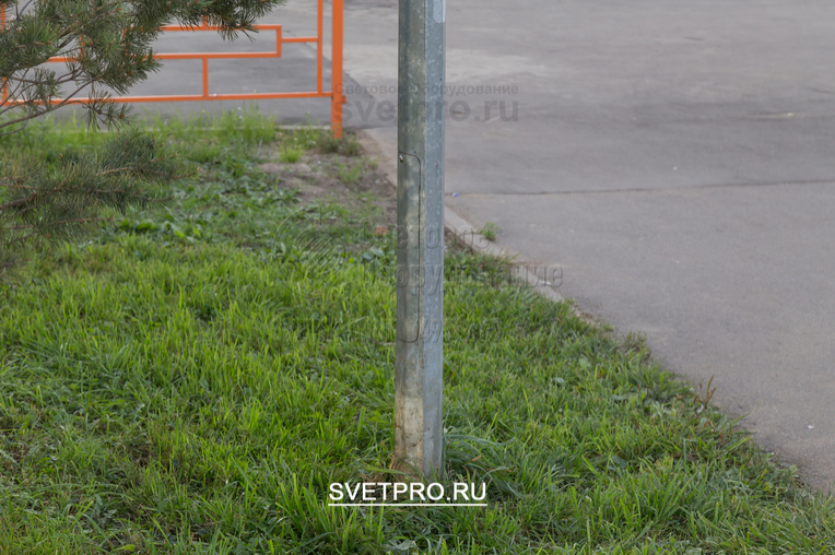 Ревизионный лючок у опор ОГК крепится болтом под шестигранник