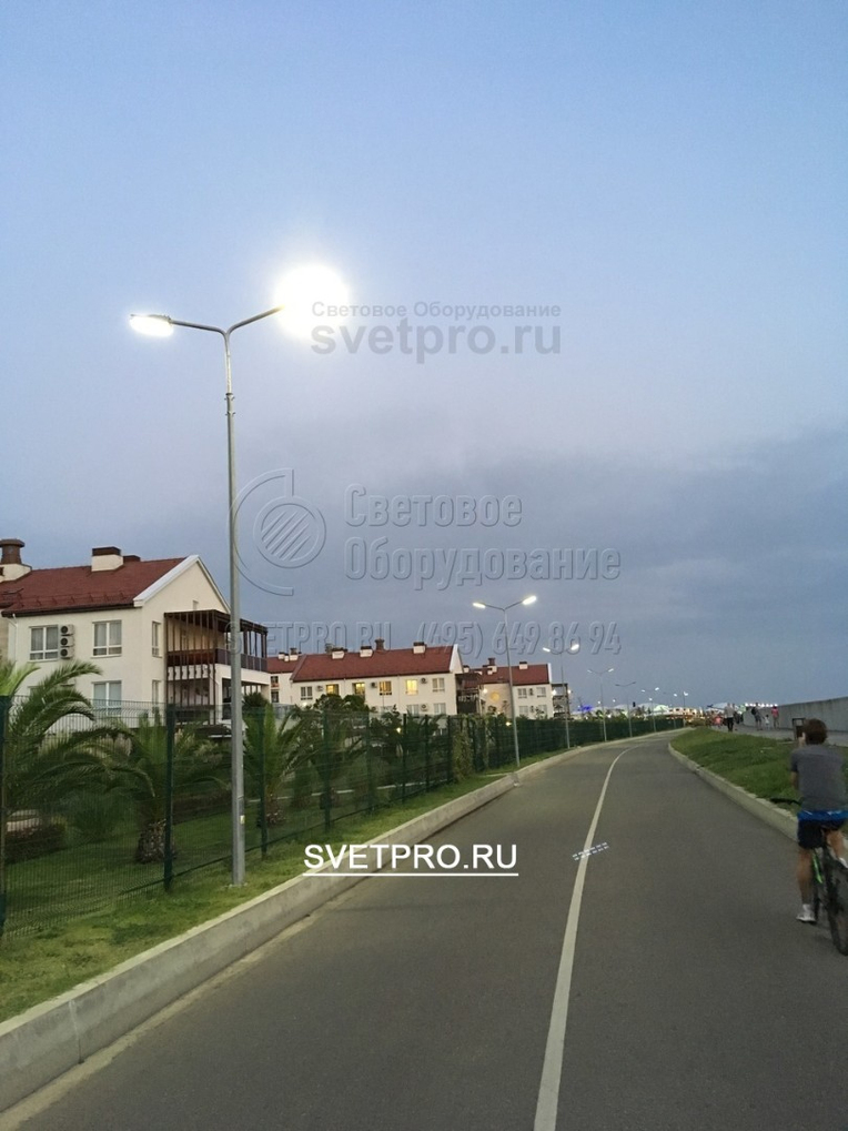 На опоры ОГК могут быть установлены кронштейны (одно-, двух-, трех-, четырех- рожковый) фиксация происходит восемью болтами, что обеспечивает его надежную фиксацию при воздействии вибрационных и ветровых нагрузок.