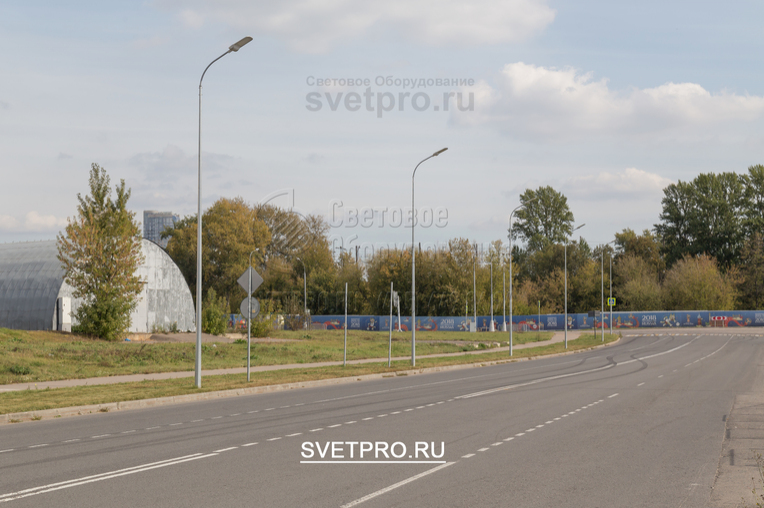 Питание для несиловых опор ОГК приходит под землей, через окно в закладной детали фундамента.